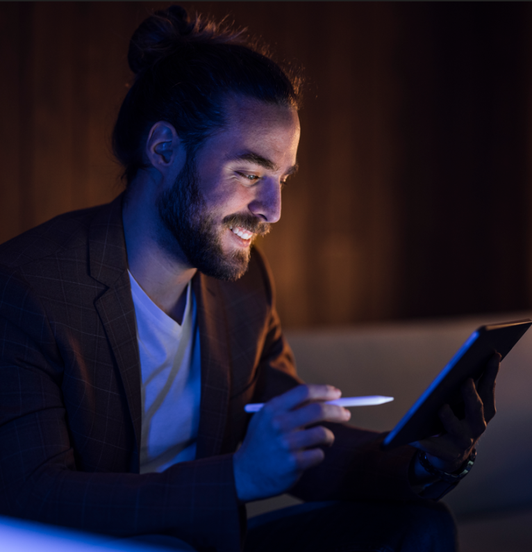 Illustration d'un homme tenant une tablette numérique