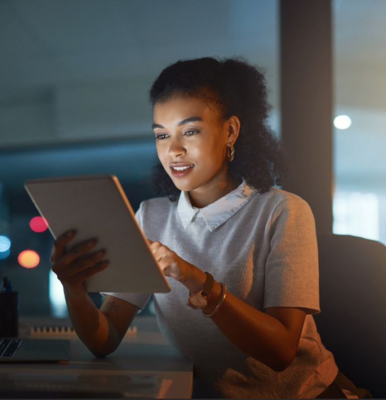 Illustration d'une femme tenant une tablette numérique