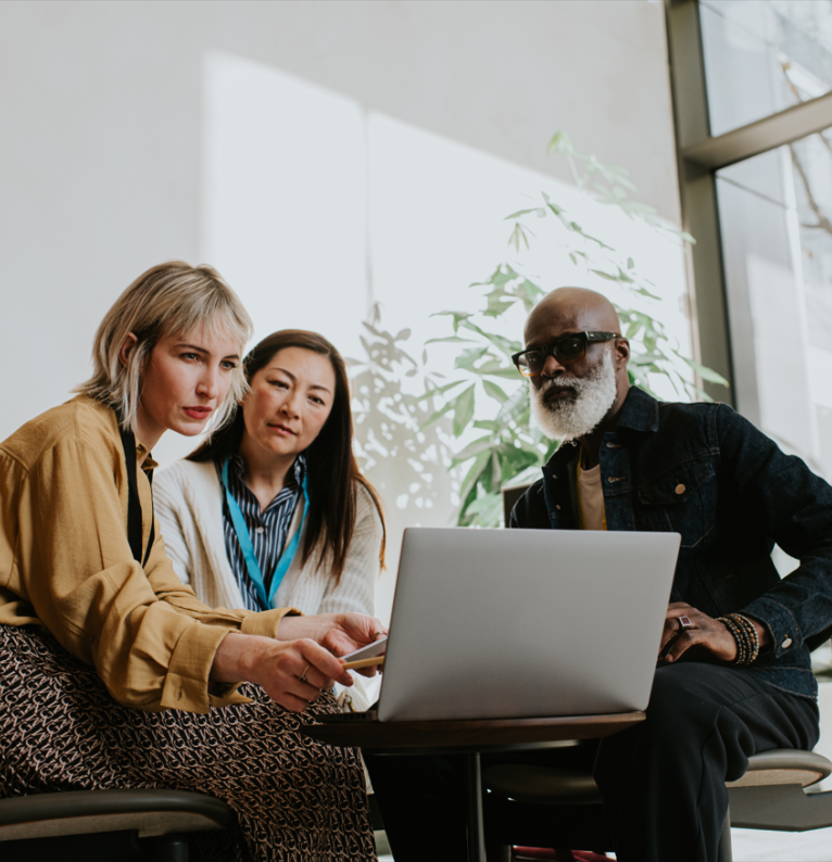 Illustration d'une réunion entre trois personnes