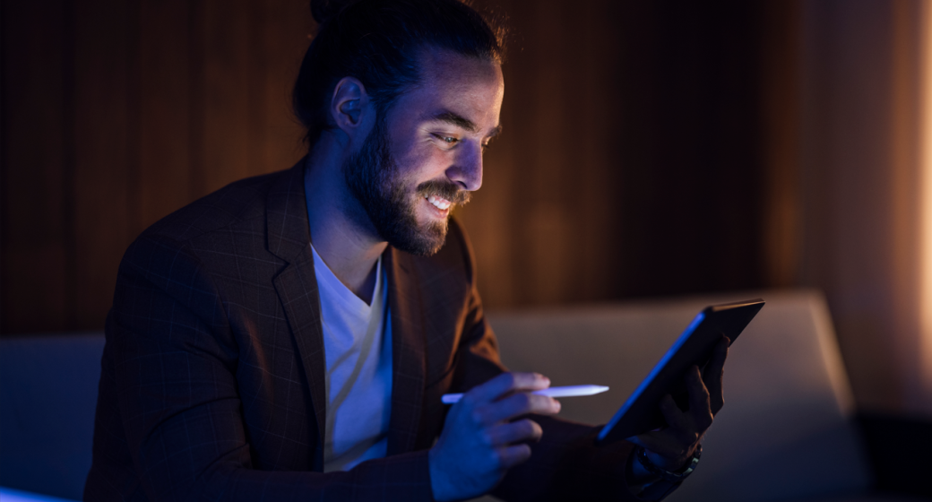 Illustration d'un homme tenant une tablette numérique