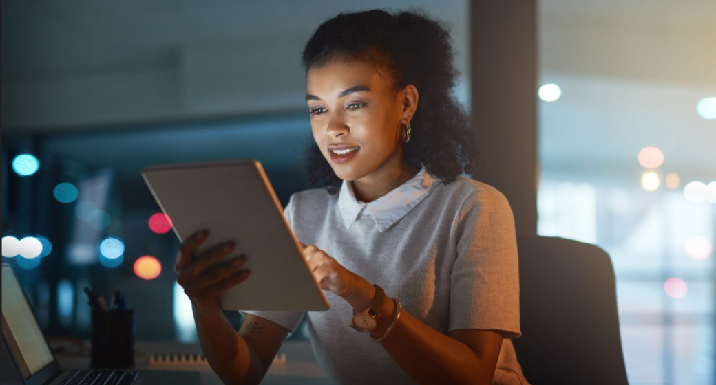 Illustration d'une femme tenant une tablette numérique