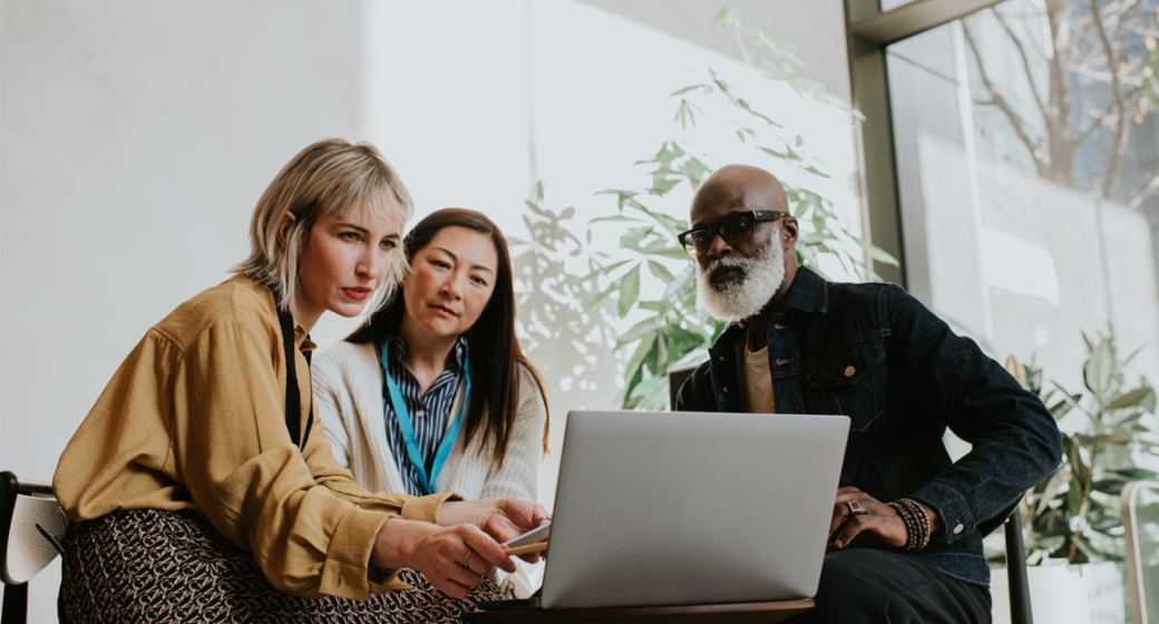 Illustration d'une réunion entre trois personnes